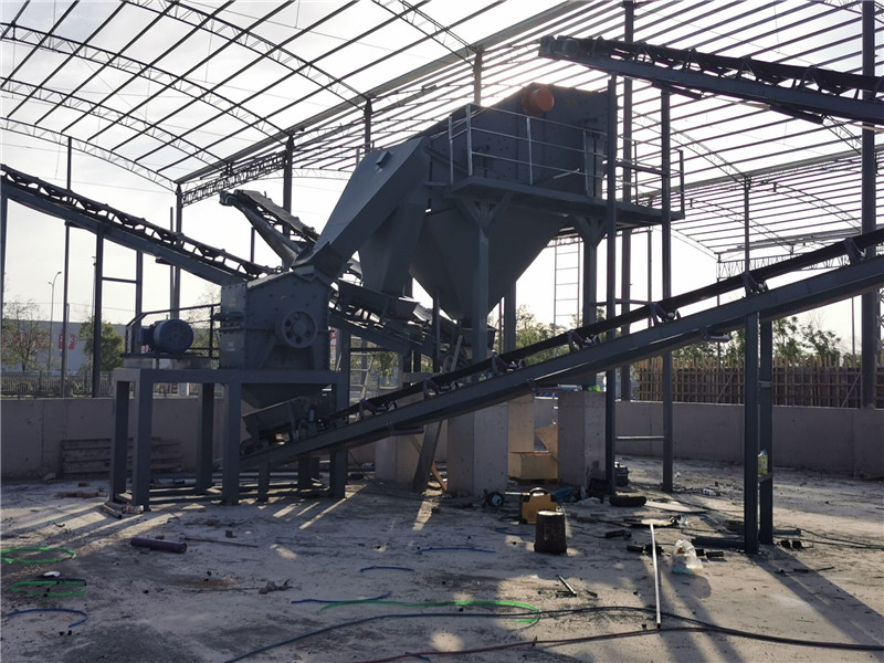 錫寶重工員工們冒著高溫在江蘇淮安客戶現(xiàn)場(chǎng)進(jìn)行設(shè)備安裝(圖4) 錫寶重工員工們冒著高溫在江蘇淮安客戶現(xiàn)場(chǎng)進(jìn)行設(shè)備安裝(圖4)